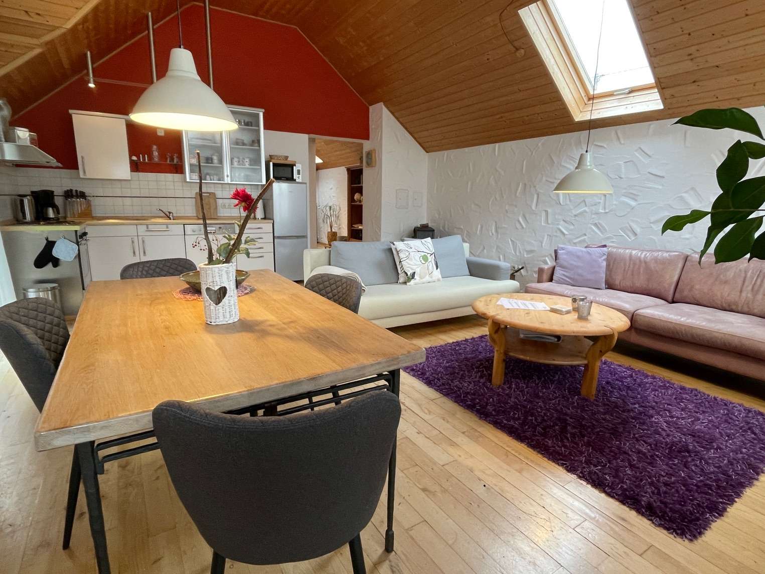 Immobilie in Üxheim - Wohnen Sie da, wo andere Urlaub machen
1 Haus und 1 Wohnung  mit Doppelgarage
stilvoll - gemütlich - Bild 3