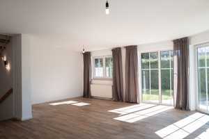 Großzügiges Wohnen: Doppelhaushälfte mit Einliegerwohnung & Garten – München – Vorschaubild 3