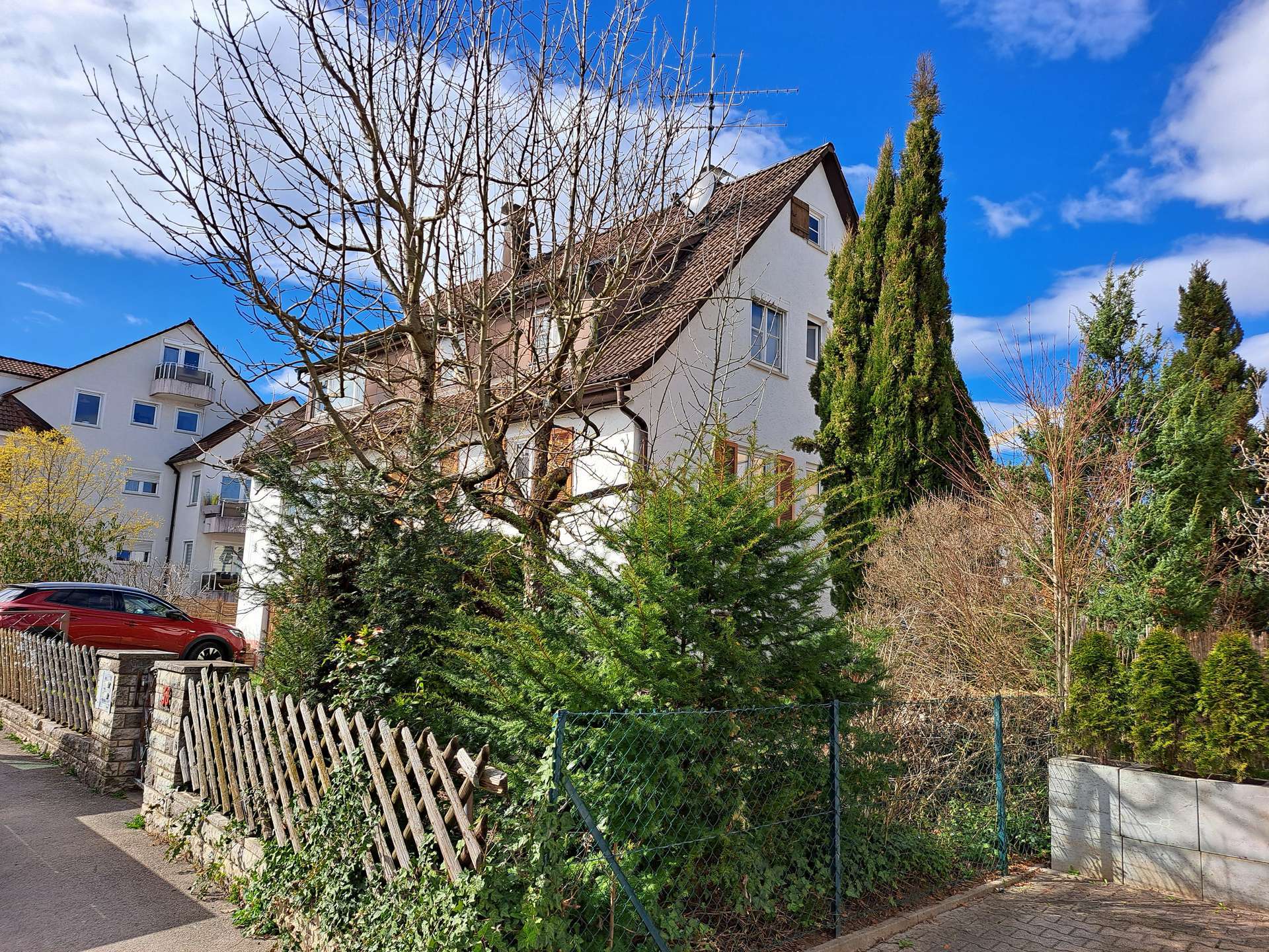 Sanierungsbedürftiges Zweifamilienhaus in begehrter Lage, Esslingen Kreis – Bild 2