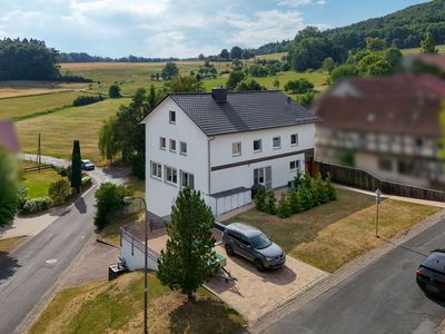 Modernisiertes Familienhaus mit Doppelgarage in ländlicher Idylle