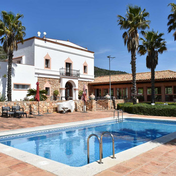 Moderne Masia neben Les Cases d'Alcanar