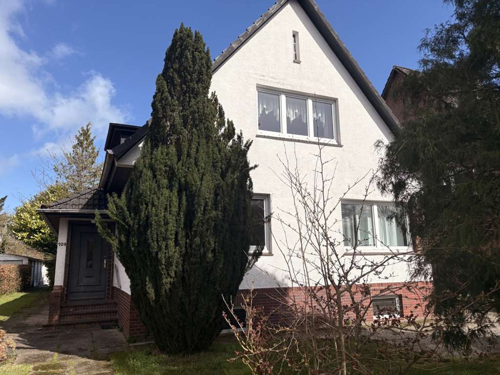 Immobilie in Großhansdorf - Viel Platz und Potential auf traumhaftem Grundstück - vorne Stadt - hinten Land - Natur pur! - Bild 0