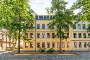 Frisch renovierte Altbauwohnung. Nagelneue EBK und Designbelag, Balkon, Wanne, etc.