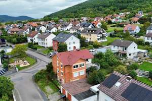 Drei Wohneinheiten, viele Möglichkeiten – Ihr Mehrgenerationenhaus mit Entwicklungschancen auf Er – Karlsbader Straße 10, 63927 Bürgstadt – Vorschaubild 2