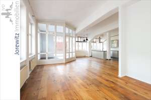 Nähe Stadttheater - Modernes City-Loft: 2 Zimmer-Wohnung mit Loggia und PKW-Stellplatz