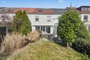 Ihr neues Zuhause: Gepflegtes RMH mit Gartenidylle und Ausbaupotenzial in Nürnberg-Weiherhaus – Die vollständige Adresse der Immobilie erhältst du vom Anbieter., 90455 Kornburg, Worzeldorf, Nürnberg – Vorschaubild 2