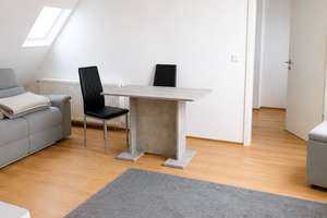 Charmant möblierte Zweizimmerdachgeschosswohnung mit EBK – 40235 Grafenberg, Düsseldorf – Vorschaubild 3