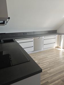 Helle Dachgeschosswohnung in ruhiger Lage mit hervorragender Anbindung an Frankfurt