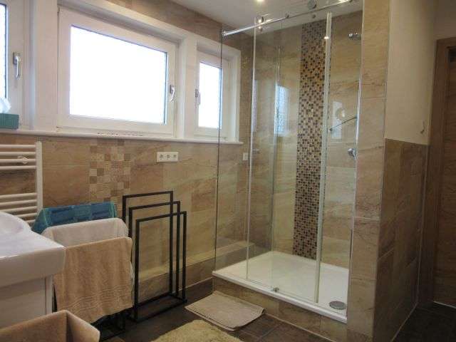 Immobilie in Wennigsen (Deister) - Komplett modernisierte 3,5-Zimmer-ETW in Vierfamilienhaus mit 2 Stellplätzen und großer Gartenfläche - Bild 1