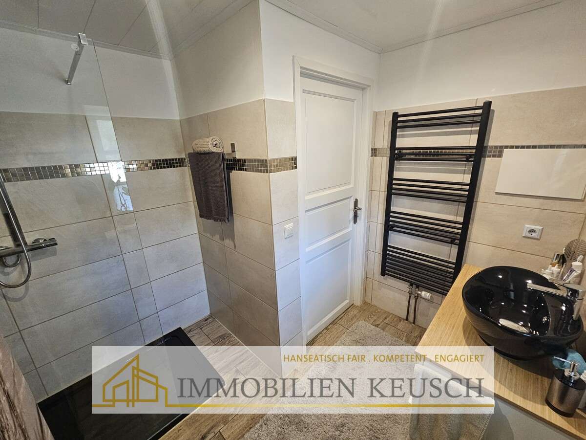 Immobilie in Vollersode - Traumhaftes und massiv gebautes Tiny House mit überdachter Terrasse & Schuppen in ruhiger Lage - Bild 1