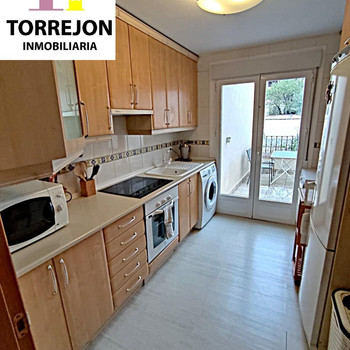 Maisonette-Wohnung mit drei Schlafzimmern und zwei Badezimmern. Packen Sie Ihre Koffer und Ihr Umzug