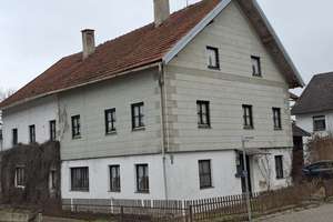 Ideal für Handwerker! Sehr großzügiges, renovierungsbedürftiges Haus in Wurmannsquick, OT Rogglfing – Die vollständige Adresse der Immobilie erhältst du vom Anbieter., 84329 Wurmannsquick – Vorschaubild 1