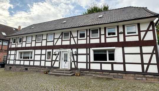 Bild von Gepflegtes Fachwerkhaus mit Wintergarten und Scheune