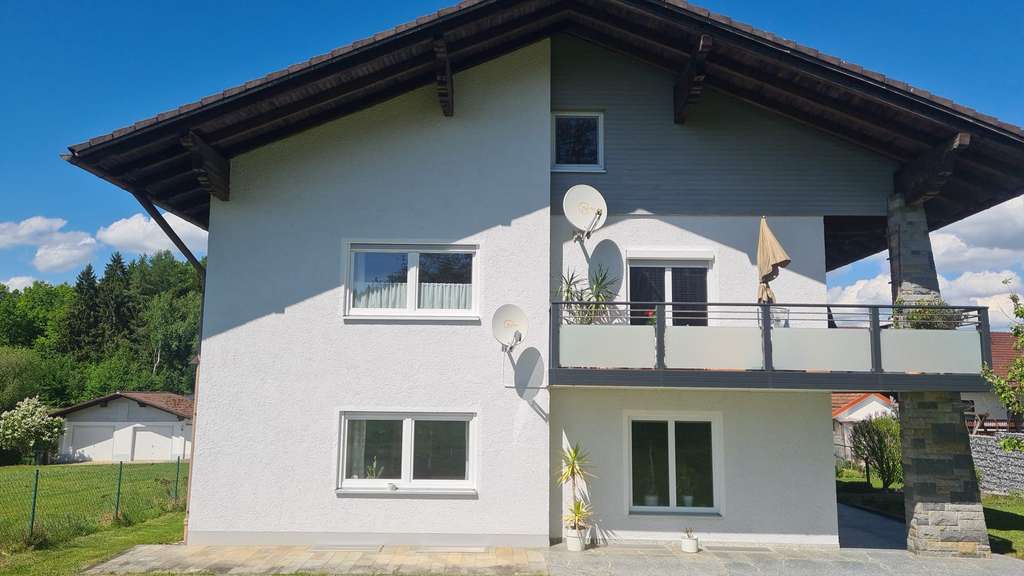 Immobilie in Fürstenstein - Attraktives Mehrfamilienhaus mit zwei Wohneinheiten und Garagen - Bild 0