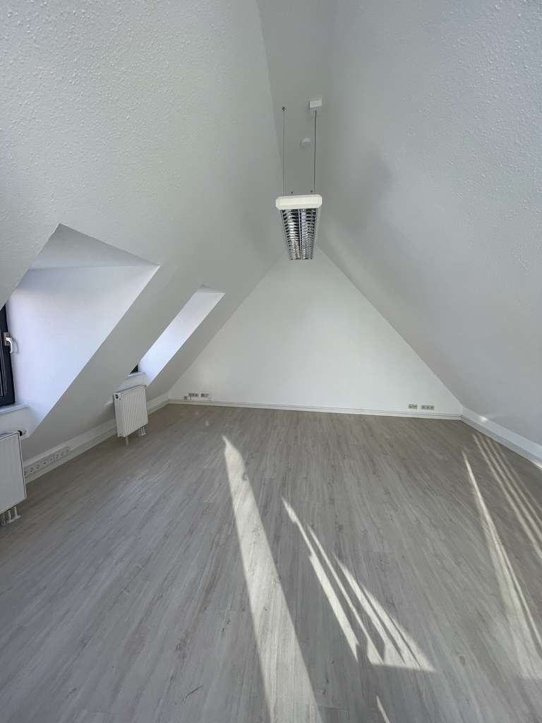 Immobilie in Gerlingen - behaglich und zentral - 3 1/2 Zi. DG-Wohnung - Stadtmitte Gerlingen - Bild 2