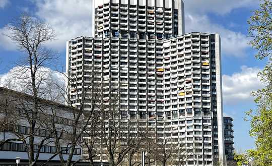 Top-gepflegte 2-Zimmer-Wohnung im 14. Stock mit Weitblick auf den Odenwald in begehrter Lage