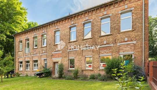 Bild von Teilsaniertes Mehrfamilienhaus mit 4 Wohneinheiten und 4 Garagen auf großzügigem Grundstück