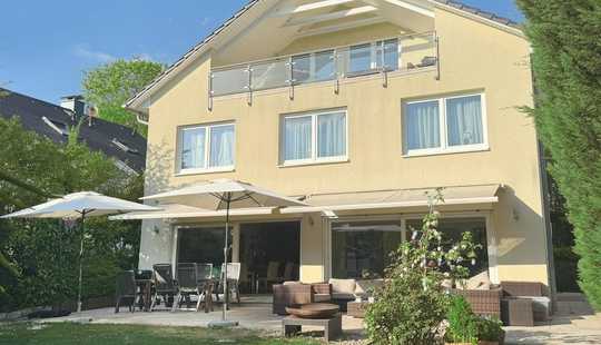 Bild von Großzügig geschnittene Einfamilienvilla mit schönem Garten und großer Terrasse