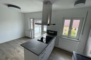 Kernsanierte Wohnung: neue EBK mit Insel, neue Fenster, Böden, Fliesen, sowie Heizung