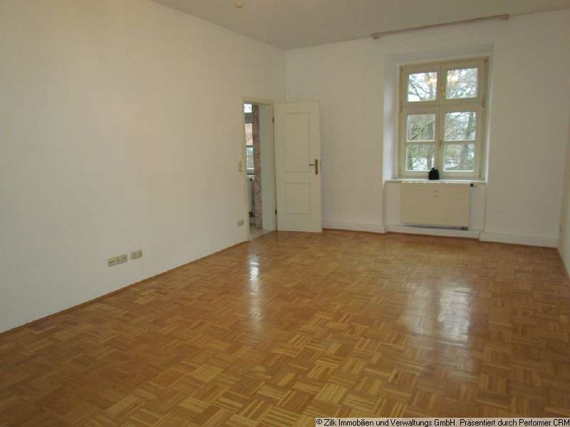 Immobilie in Obertraubling - Denkmalgeschützte 2 ZKB Wohnung im wunderschönen Wasserschloss Gebelkofen - Bild 2