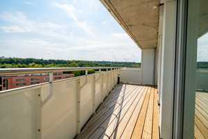Lichtdurchflutete 2-Zimmer-Wohnung mit umlaufendem Südost-Balkon – Regensburg – Vorschaubild 5