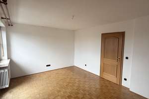 WG Zimmer in großzügigem Einfamilienhaus mit Garten & Pool in Klingen (Aichach) – Fuggerstraße 5a, 86551 Aichach – Vorschaubild 1
