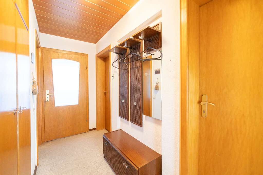 Immobilie in Neustadt bei Coburg - Großzügiges Zweifamilienhaus mit Terrasse, Garten und Garage in ruhiger Lage von Neustadt bei Coburg - Bild 2