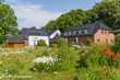 Ferienanlage mit Hotelzimmern, Ferienhaus und Bungalows inmitten eines grossen Gartens