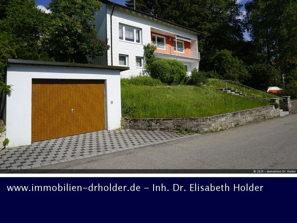 Schöne Aussichten: Einfamilienhaus mit Balkon, Ausbaureserve & Garagen