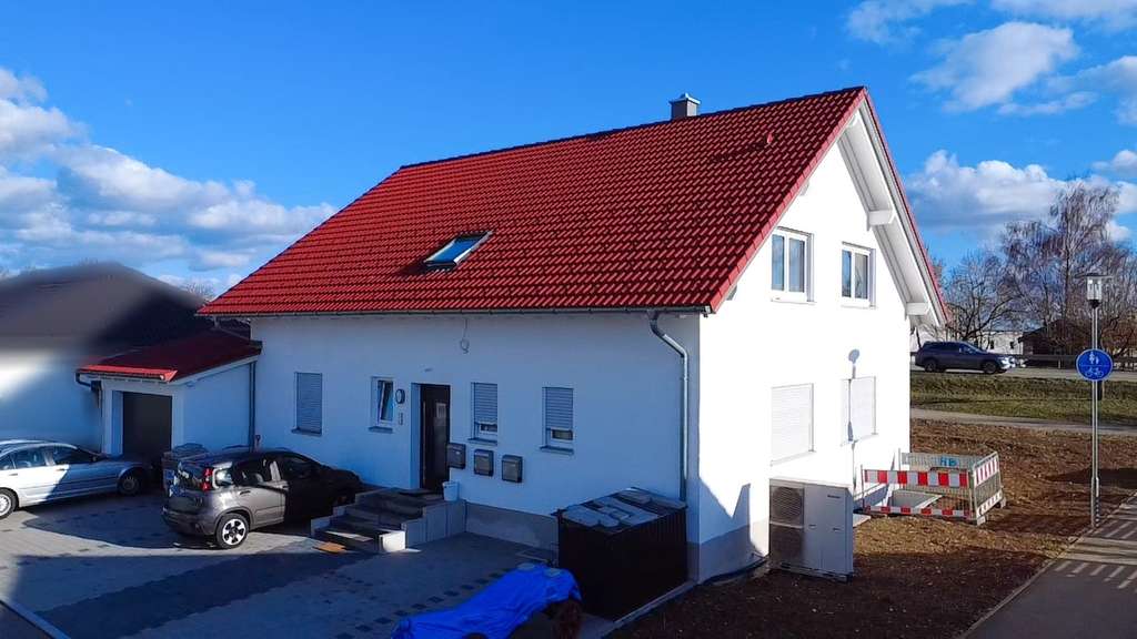 Immobilie in Mehrstetten - Neuwertiges 3-Familienhaus in Mehrstetten – modernes Wohnen auf der Schwäbischen Alb - Bild 0