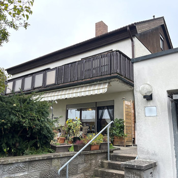 Charmantes, freistehendes Einfamilienhaus mit Einliegerwohnung in einzigartiger Toplage in Mainroth