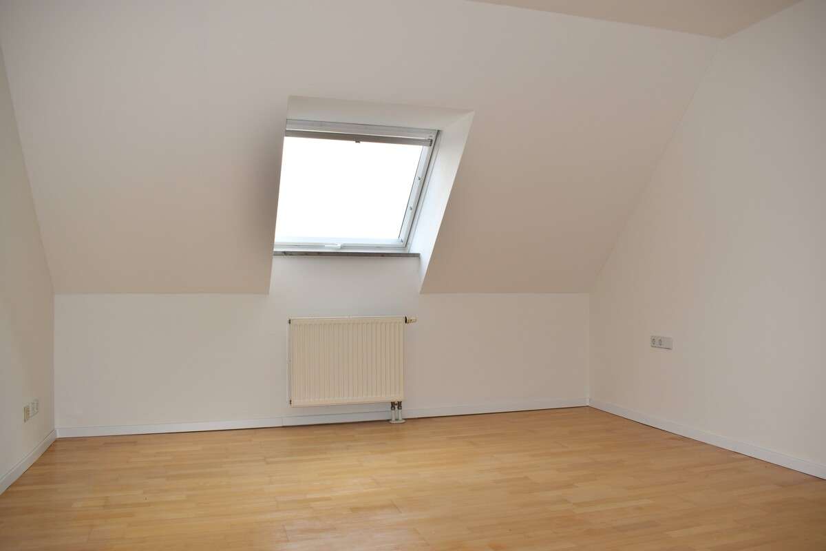 Immobilie in Crossen an der Elster - Helle 3-Raum-Wohnung mit EBK, Balkon, Stellplatz in guter Lage für Eigennutzer oder Kapitalanleger - Bild 2