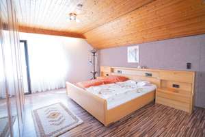 Haus im Haus: Mit Garten, Loggia und Garagen in Sachsenheim-Spielberg – Die vollständige Adresse der Immobilie erhältst du vom Anbieter., 74343 Sachsenheim – Vorschaubild 6
