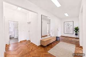 Helle 4-Zimmer-Altbauwohnung mit Aufzug und zwei Balkonen in Schwabing-West