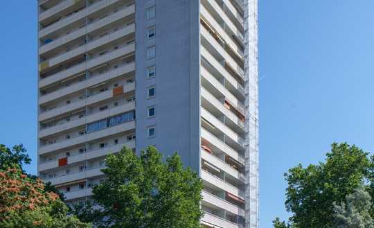 Wohnen im Hochhaus ,,Peter'': 2-Zimmerwohnung mit viel Potenzial (provisionsfrei!!)