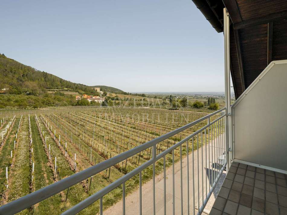 mit Balkon