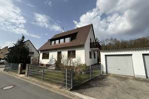 Schönes Zweifamilienhaus mit frisch sanierten Wohnungen
