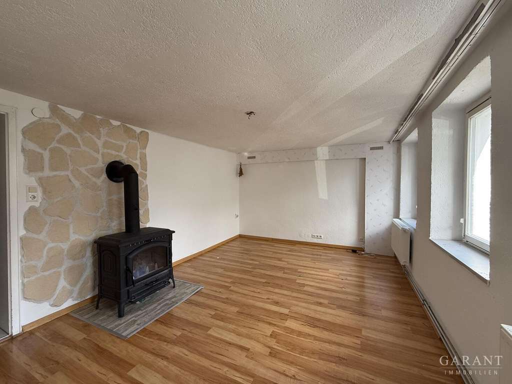 Immobilie in Lottstetten - Zweifamilienhaus sucht Käufer mit Mut für ein DIY-Projekt und Gespür für eine Neugestaltung! - Bild 0