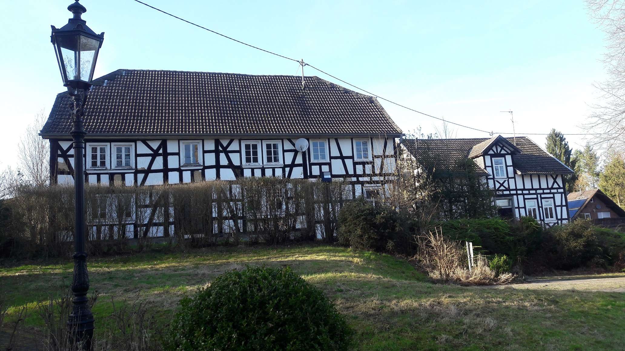 Westerwald: Charaktervolles, großes Fachwerk-Gebäude mit tollem Gartengrundstück und 3er-Garage, Altenkirchen Westerwald Kreis – Bild 2
