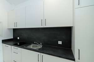 Lichtdurchflutetes, vollmöbliertes 1-Zimmer-Apartment mit Südbalkon und separater Küche – Wolfgang-Borchert-Weg 1, 81927 Johanneskirchen, München – Vorschaubild 9