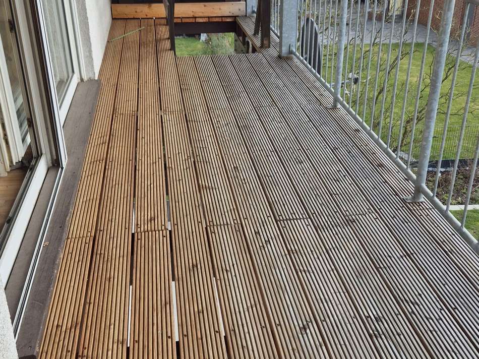 mit Treppe zum Garten