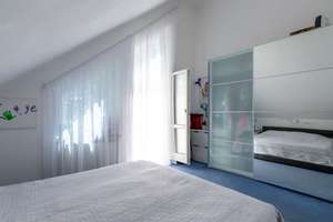 Lichtdurchflutete 4-Zimmer-DG-Wohnung mit Süd-Dachterrasse und neuer Hybrid-Wärmepumpenheizung – Die vollständige Adresse der Immobilie erhältst du vom Anbieter., 81475 Fürstenried-West, München – Vorschaubild 4