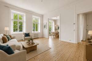 Altbaucharme in Altona: Helle 3,5 Zimmer Wohnung mit Balkon und Dielenboden