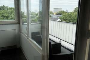 Geschmackvolle 2-Raum-Dachgeschosswohnung mit Balkon und Einbauküche in Köln – Die vollständige Adresse der Immobilie erhältst du vom Anbieter., 51063 Mülheim (Ortsteil), Köln – Vorschaubild 2