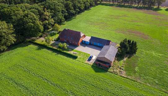 Bild von Einfamilienhaus mit großem Grundstück, Garagen und weiteren Nebengebäuden zu verkaufen!