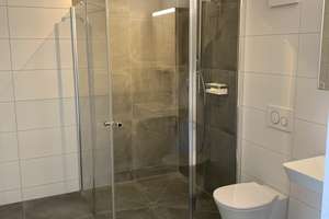 SINGLE-WOHNUNG! 2-Zimmer-Wohnung mit großzügiger Dachterrasse und viel Wohnflair (Wohnung 14, DG) – Waldachstraße 5, 72178 Waldachtal – Vorschaubild 4