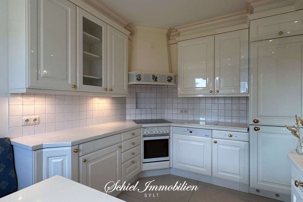 Immobilie in Wenningstedt-Braderup (Sylt) - Geräumige 2 ½-Zi.-Eigentumswohnung in ruhiger Lage,  West-Terrasse, Sauna und Pkw-Stellplatz - Bild 2