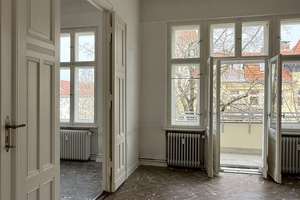 Schöne bezugsfreie 3-Zimmer-Altbauwohnung mit 3 Balkonen und charmanten Altbaudetails! – Machonstraße 17, 12105 Mariendorf, Berlin – Vorschaubild 1
