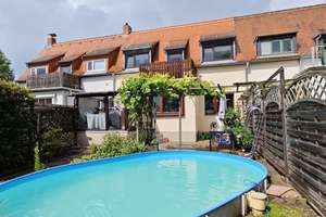 Ruhiges RMH mit 300 m² Grundstück, 110,75 m² Wfl., Garage, Pool, Wintergarten und Balkon in 01109 DD