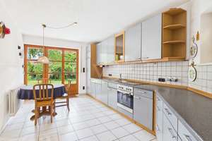 Großzügiges Familienhaus mit Gartenidylle und Einliegerwohnung – Die vollständige Adresse der Immobilie erhältst du vom Anbieter., 86199 Bergheim, Augsburg – Vorschaubild 4